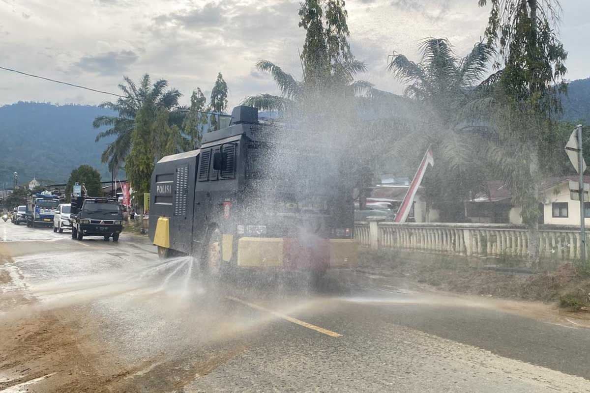 Polres Aceh Selatan Gunakan Water Cannon Bersihkan Debu Banjir di Jalan Protokol