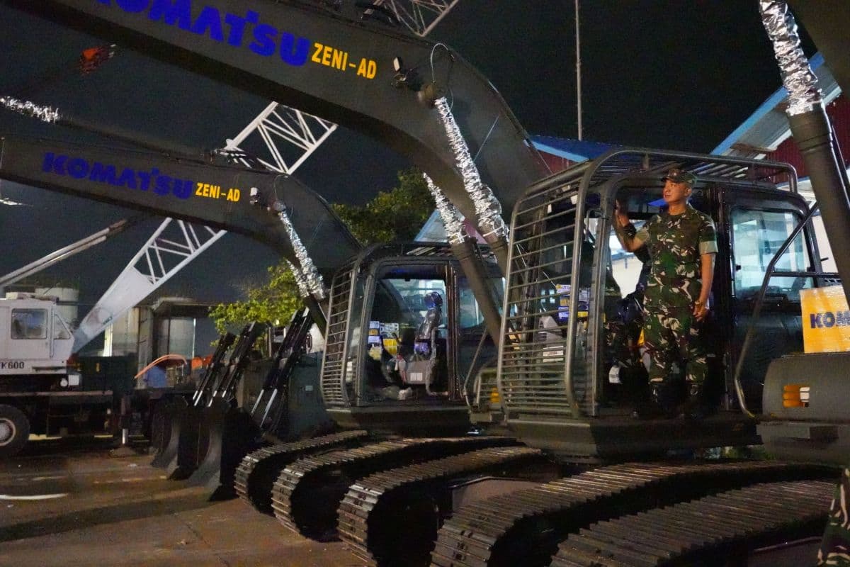 Alat berat bantuan Presiden tiba di Krueng Geukueh untuk percepatan penanganan bencana di Aceh