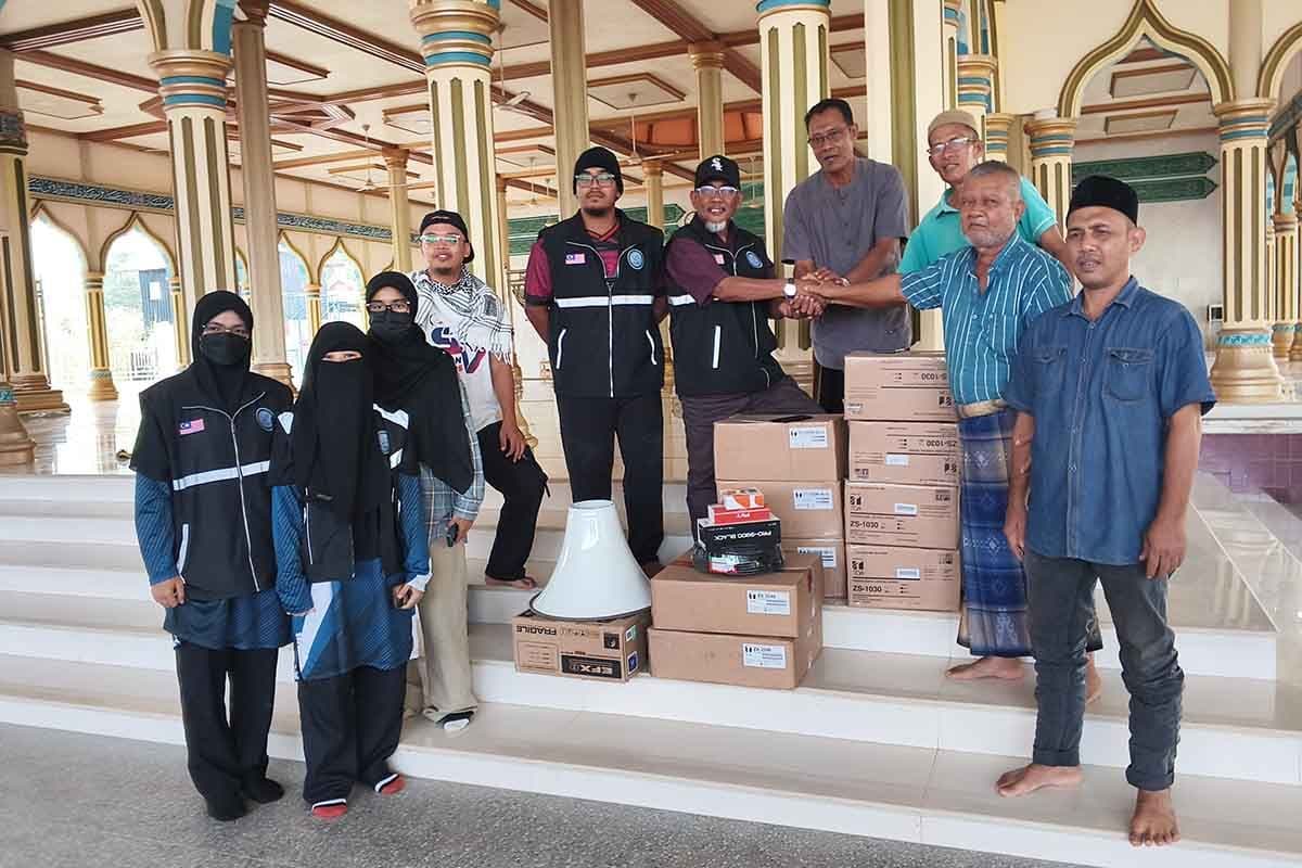 Relawan Malaysia Salurkan Perlengkapan Shalat untuk Korban Banjir di Aceh
