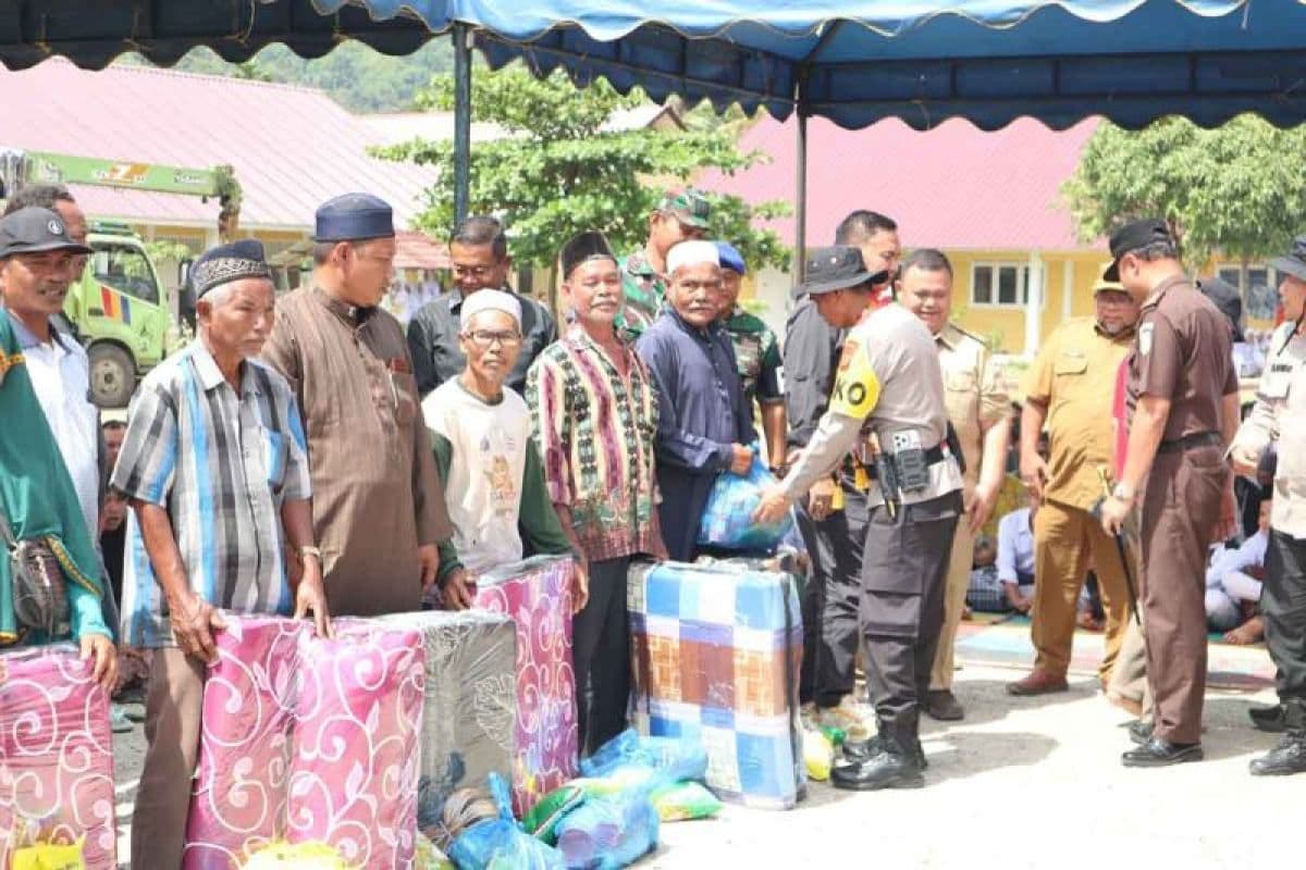Kapolda Aceh Salurkan 300 Kasur dan Dana untuk Korban Banjir Ketambe