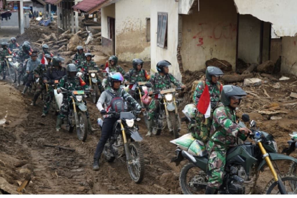 Terjang Jalur Ekstrem, 100 Babinsa Salurkan 10 Ton Beras ke Korban Banjir Bener Meriah