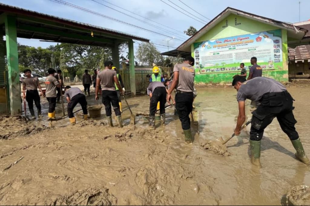 Polri Bersihkan SD di Aceh Tamiang Pasca Banjir, Pembelajaran Normal Dimulai