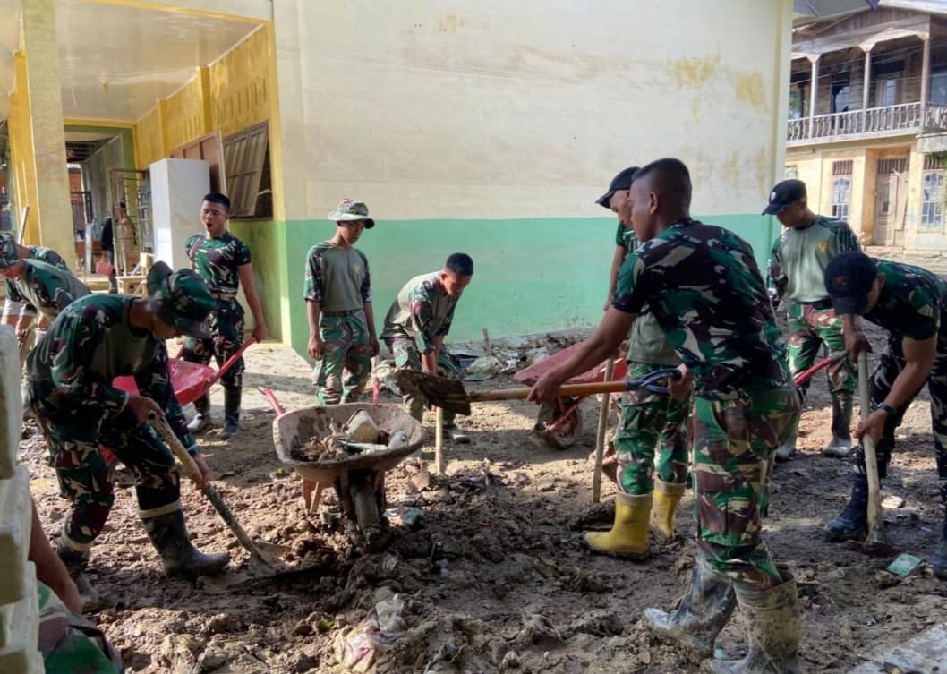 TNI Bersihkan Sekolah di Pidie Jaya dan Aceh Tamiang Jelang Semester Baru