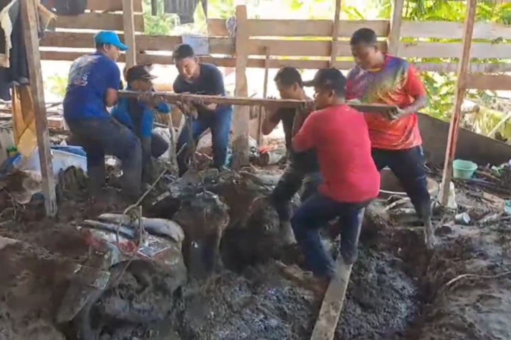 Warga Pidie Jaya Gotong Royong Angkat Motor Tertimbun Lumpur Pasca Banjir