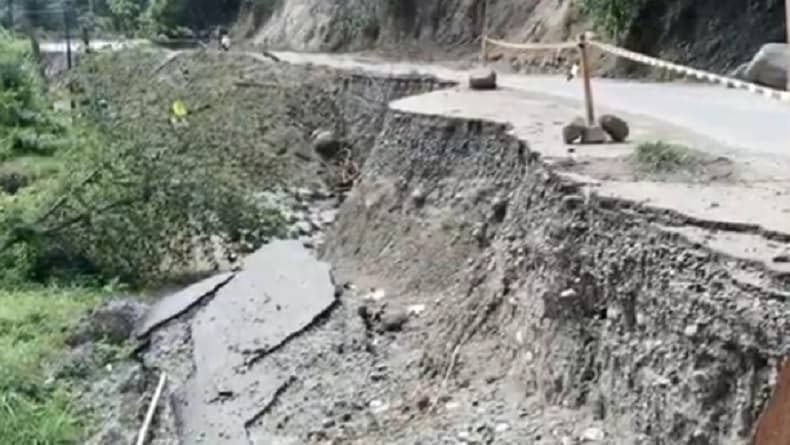 Jalan Bireuen–Aceh Tengah Rusak Parah, Warga Kesulitan Akses Transportasi