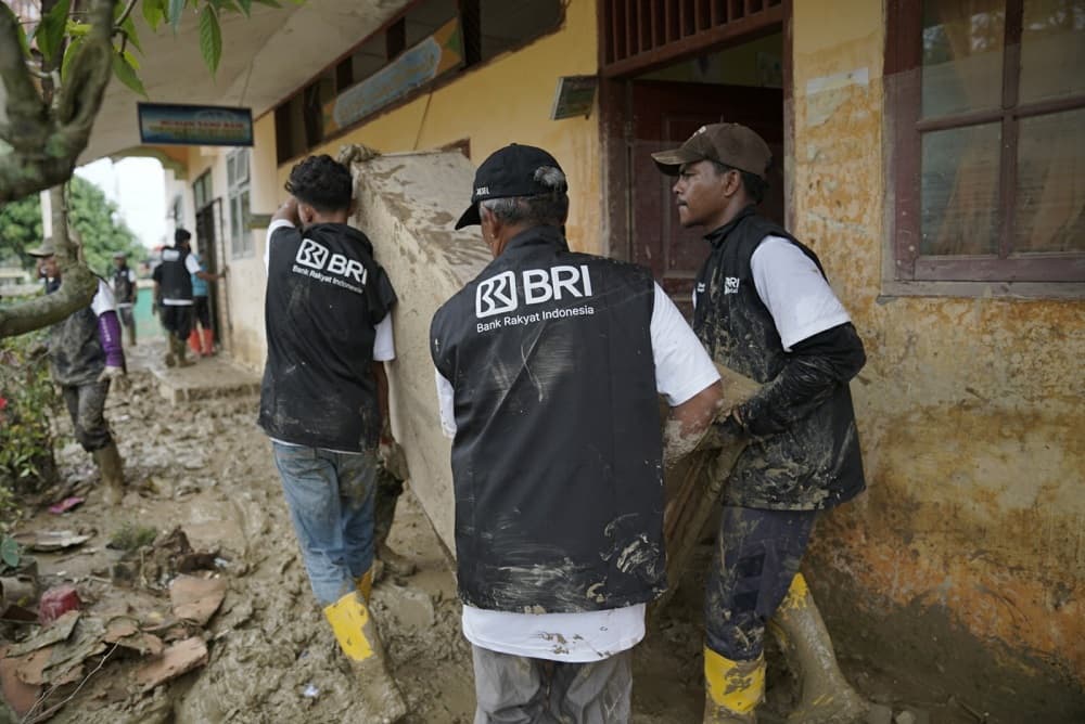 Relawan BRI Peduli Bersih-bersih Sekolah di Aceh Tamiang untuk Pemulihan Pascabencana