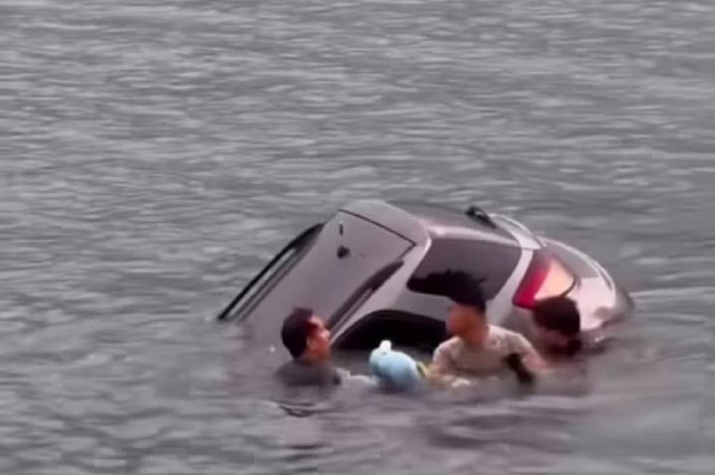 Mobil Terjun ke Laut Ulee Lheue, Pengemudi Diselamatkan Warga