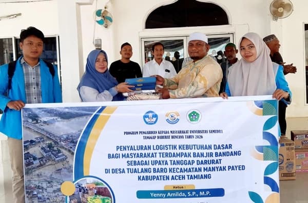 Dosen Unsam Salurkan Sarung dan Selimut untuk Korban Banjir Aceh Tamiang