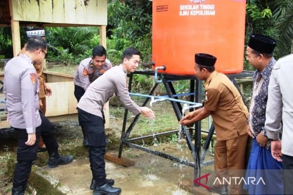 Mahasiswa STIK Bangun Sumur Bor untuk Warga Woyla Barat Pasca Banjir