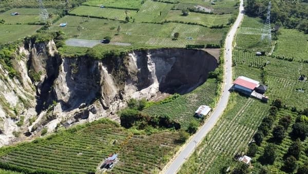 Tanah Amblas Ancam Jalan Lintas Aceh Tengah-Bener Meriah, Warga Khawatir