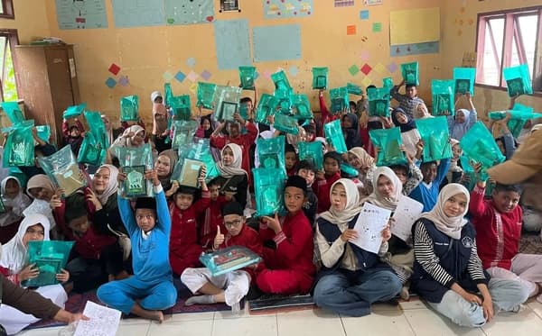 Bantuan Alat Tulis dan Sekolah Darurat untuk Anak Aceh Tengah