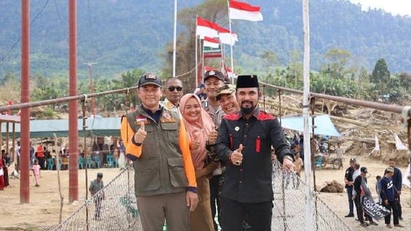 Bupati Aceh Timur Tinjau Jembatan Gantung dan Huntara di Simpang Jernih