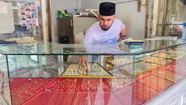 Warga Lhokseumawe Ramai Jual Emas di Tengah Harga Stagnan Jelang Ramadhan