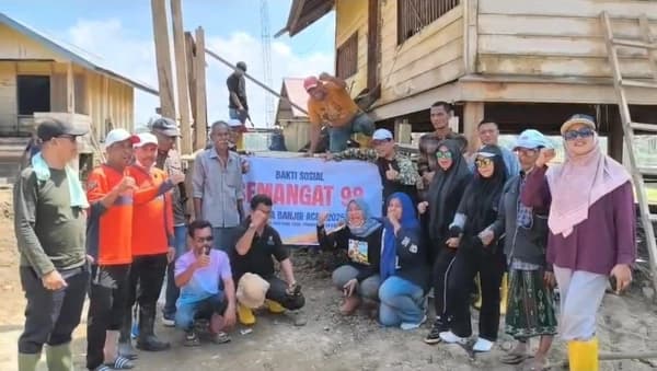 Aktivis 98 Aceh Bersihkan Lumpur Banjir di Sawang, Warga Terima Bantuan