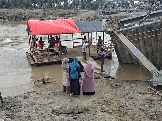 Perahu Ketek Jadi Penghubung Harapan Warga Bireuen Pasca Jembatan Putus