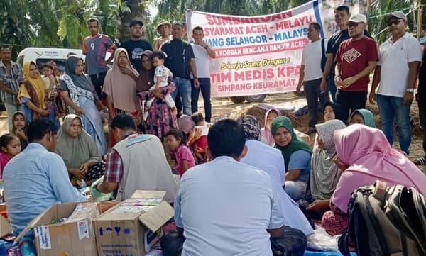 Bantuan Kemanusiaan untuk Pengungsi Banjir di Langkahan Aceh Utara