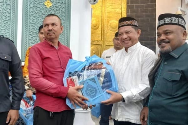 Mendagri Serahkan 500 Paket Al Quran dari Presiden untuk Masjid Raya Baiturrahman