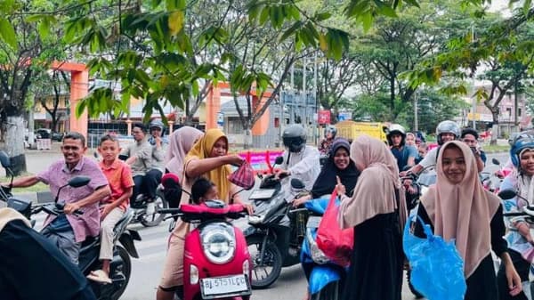 Siswa SMA Negeri 9 Banda Aceh Bagikan 600 Takjil untuk Warga dan Panti Asuhan