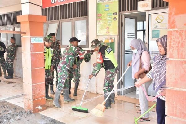 TNI dan Tenaga Kesehatan Bersihkan Lumpur Tebal di Puskesmas Peusangan