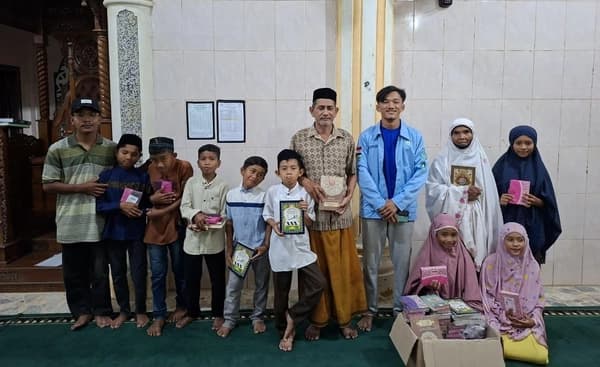 LDK Al-Kautsar Salurkan Al-Quran untuk Warga Banjir Aceh Utara