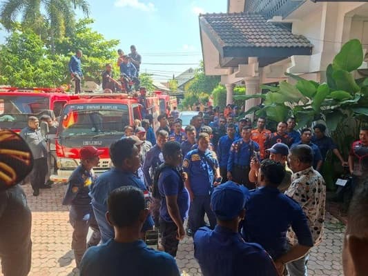 Personel BPBD Bireuen Protes ke DPRK, Sirine Damkar Mengiringi Aksi