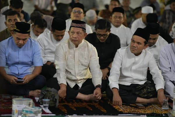 Mendagri dan Wagub Aceh Sahur Tarawih Bareng Korban Banjir Aceh Timur