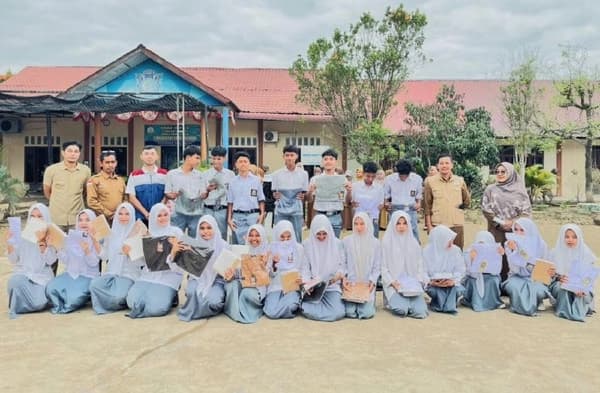 
						 Bangkit Pascabanjir, SMAN 1 Matangkuli Salurkan Bantuan untuk 500 Siswa Penyintas 
					