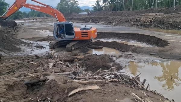 Sungai Pidie Jaya Tertimbun Lumpur, Bupati Minta Bantu BWS Atasi Banjir