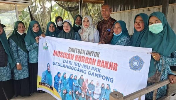 Kaum Ibu PKK Geulanggang Gampong Salurkan Bantuan ke Pengungsi Banjir di Bireuen