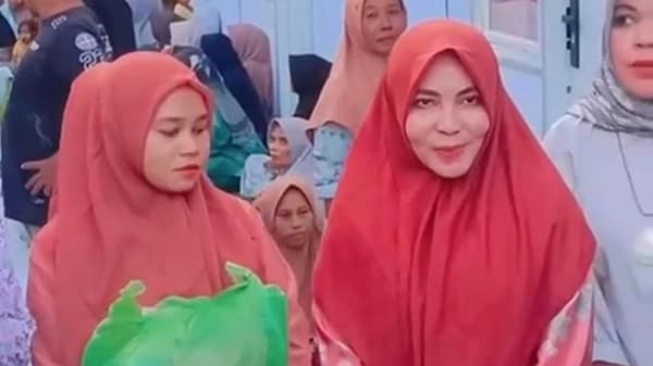 Bunda Salma Berbuka Puasa Bersama Warga Huntara Langkahan, Serahkan Bantuan