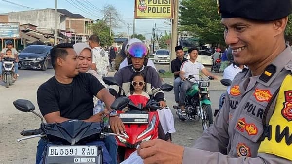 Polres Bireuen Bagikan Takjil untuk Warga di Bulan Ramadhan 1447 H