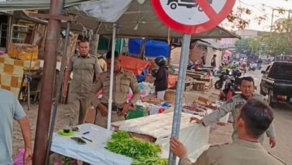 PKL di Pasar Induk Lambaro Ditertibkan Satpol PP Aceh Besar, Barang Diamankan