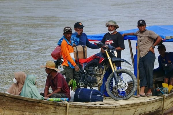 Warga Tamiang Pakai Perahu Usai Jembatan Roboh Akibat Banjir Bandang