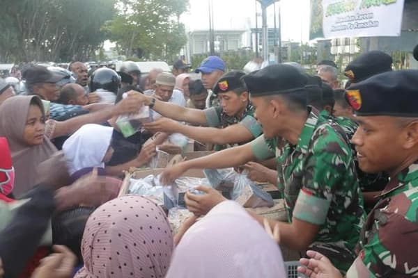 Yonkav 11/MSC Bagikan 500 Paket Takjil untuk Warga Lhokseumawe dan Bener Meriah