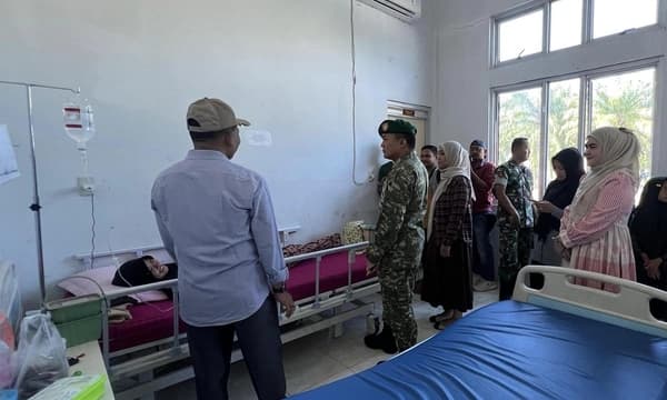 Plt Bupati Aceh Selatan Jenguk Siswa Korban Dugaan Keracunan MBG