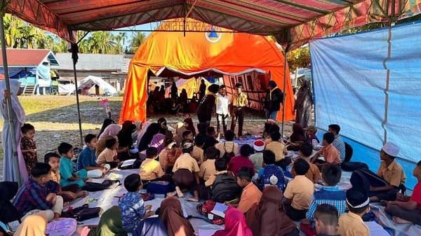 Relawan Mapala Umuslim Bireuen Dampangi Pendidikan Anak Korban Banjir