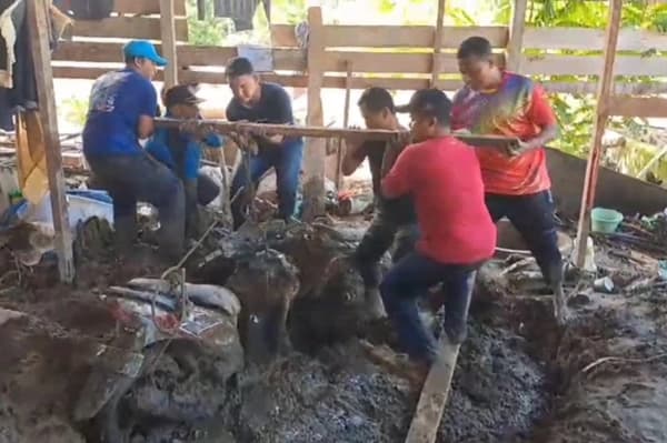Warga Pidie Jaya Gotong Royong Angkat Motor Tertimbun Lumpur Pasca Banjir