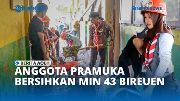 Pramuka Bireuen Bersihkan MIN 43 Cot Ara Pasca Banjir Bandang