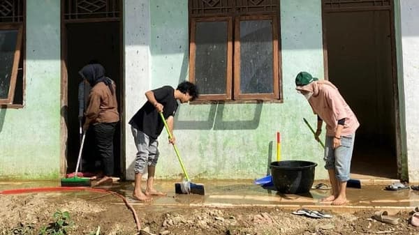 Mahasiswa KKN Bersihkan Dayah Korban Banjir di Aceh Utara untuk Warga