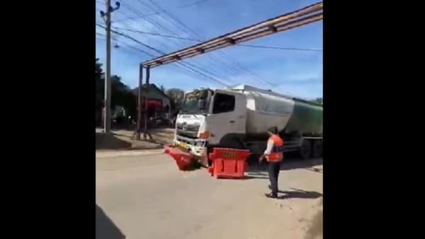 Truk CPO Bireuen Terobos Pembatas, Ancam Jembatan Bailey dan Keselamatan Jalan