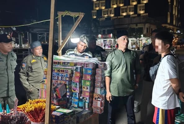 Satpol PP Tertibkan Pedagang Mercon untuk Kekhusyukan Ibadah di Banda Aceh