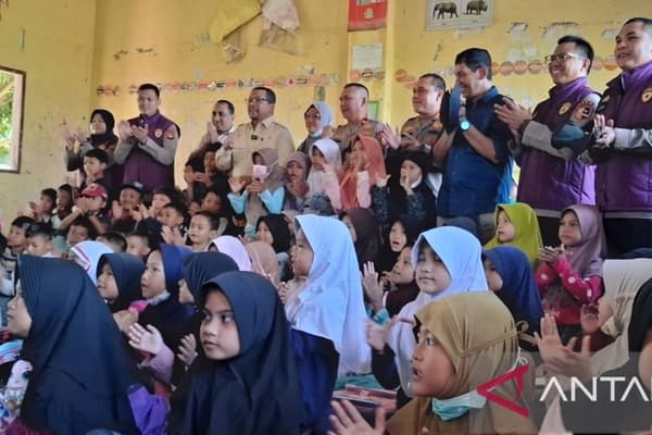 KSP Ajari Siswa Aceh Tamiang Berhitung dan Beri Bantuan Alat Tulis