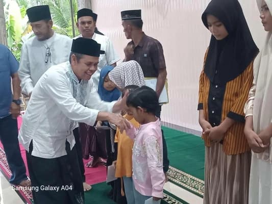Wakil Bupati Bireuen Bagikan Santunan Yatim di Pandrah Saat Safari Ramadhan