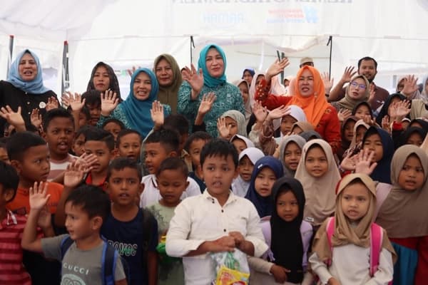 
						 Tinjau Sekolah Darurat, Kak Na: Jaga Semangat Belajar Anak-Anak Kita 
					