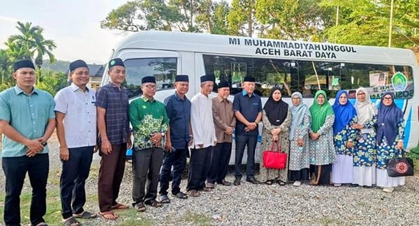 Bus Sekolah Baru untuk MI Muhammadiyah Blangpidie dari Anggota DPR RI