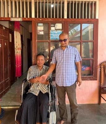 Abdulah Warga Aceh Besar Terima Kursi Roda Setelah Enam Bulan Lumpuh