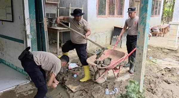 Ratusan Polisi Bireuen Bersihkan Madrasah Terdampak Banjir di Samalanga dan Jangka