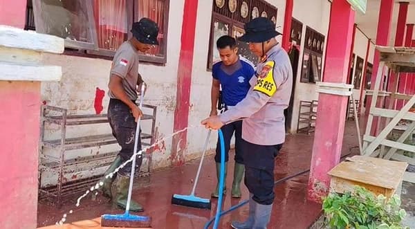 Polres Lhokseumawe Bersihkan SDN 5 Muara Batu Pasca Banjir untuk Kelancaran Belajar