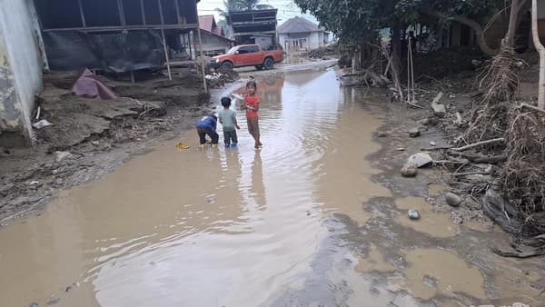 Pidie Jaya Perpanjang Tanggap Darurat Banjir, Lumpur Masih Ganggu Warga