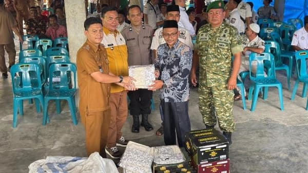 Haji Uma Salurkan Mukena dan Sarung untuk Pesantren Terdampak Banjir di Aceh Tenggara